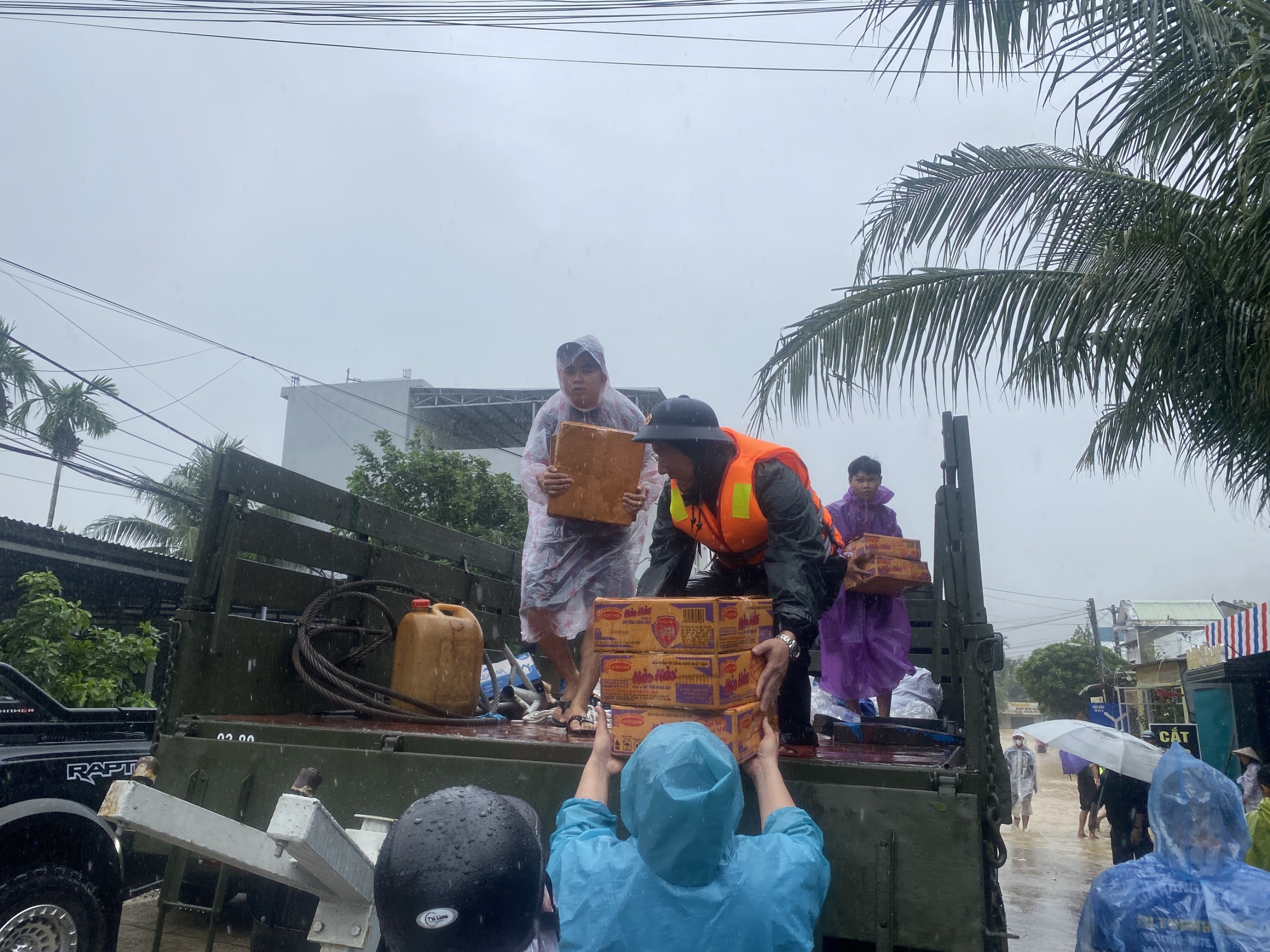 岘港洪水中心地区居民因第三天浸泡在洪水中而筋疲力尽